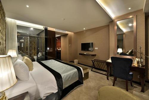 amaroossa grande bekasi