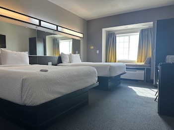 microtel inn and suites by wyndham quincy downtown river area