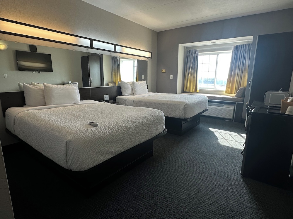 microtel inn and suites by wyndham quincy downtown river area