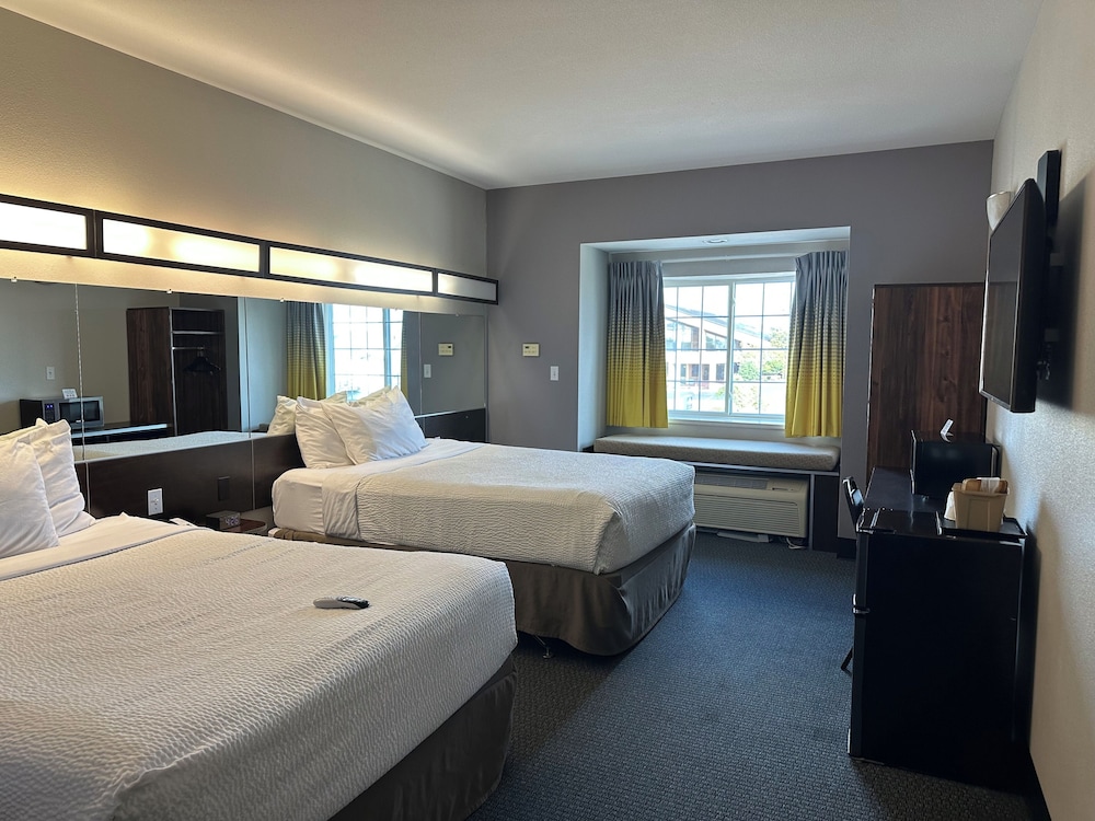 microtel inn and suites by wyndham quincy downtown river area