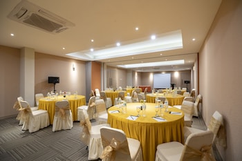 the gloria suites jakarta