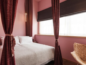the flushing meadows hotel and bar