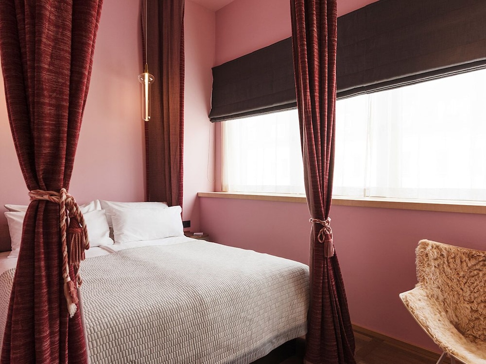 the flushing meadows hotel and bar
