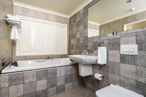 pebble beach motor inn