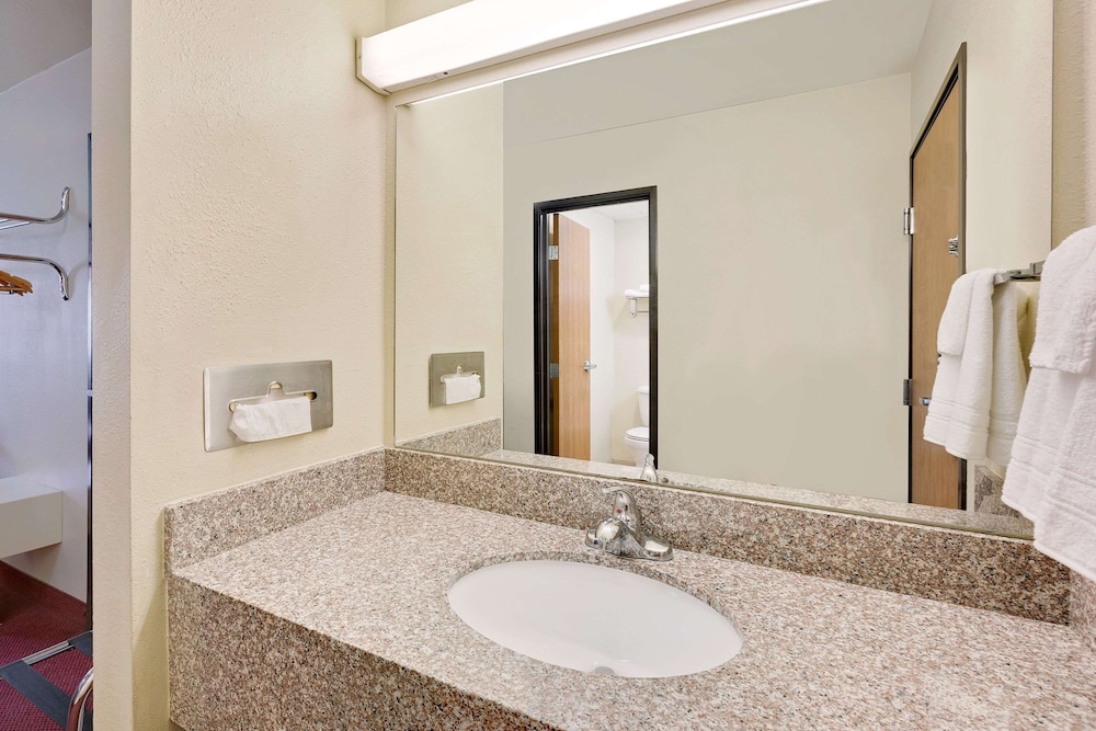 super 8 by wyndham mound city