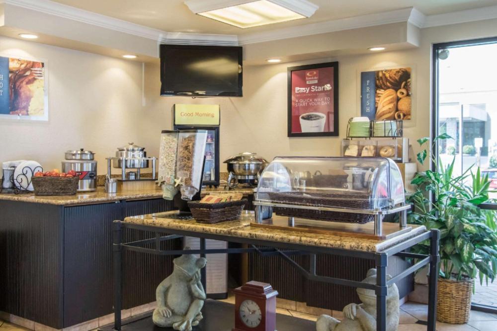 econo lodge inn and suites joplin