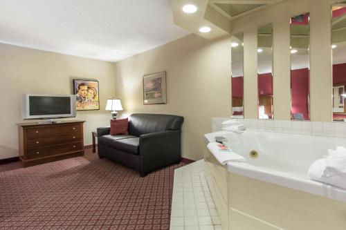 econo lodge inn and suites joplin