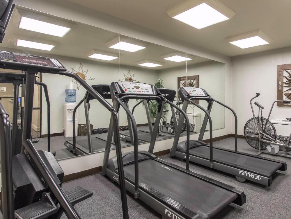 econo lodge inn and suites joplin