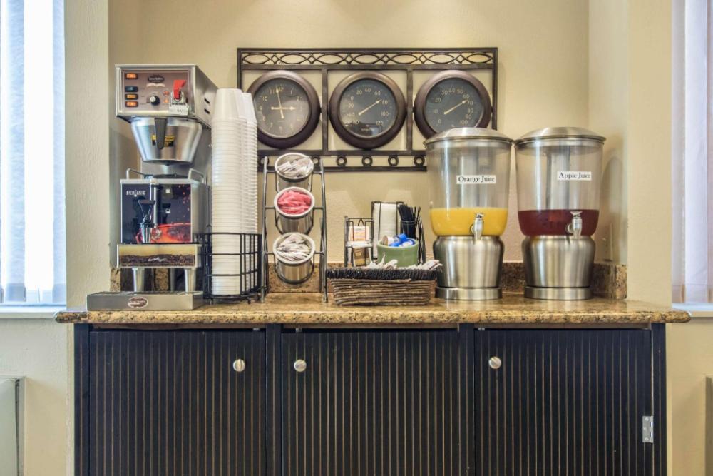 econo lodge inn and suites joplin