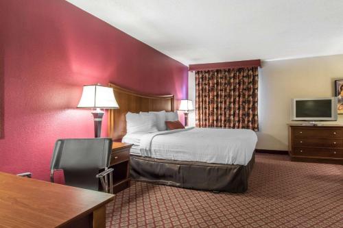 econo lodge inn and suites joplin