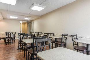 econo lodge inn and suites joplin