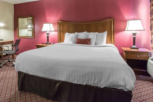 econo lodge inn and suites joplin