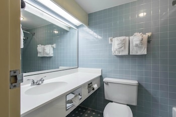 econo lodge inn and suites joplin