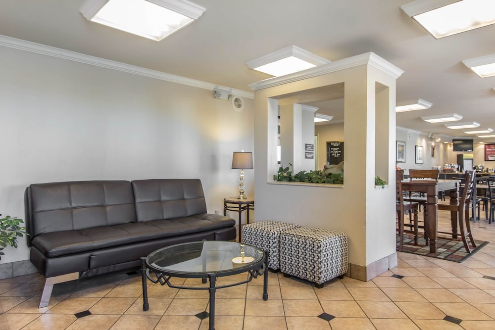 econo lodge inn and suites joplin