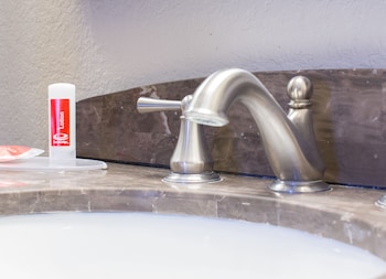 econo lodge inn and suites joplin