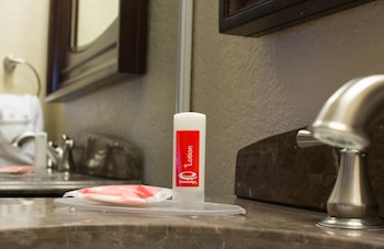 econo lodge inn and suites joplin