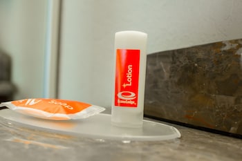 econo lodge inn and suites joplin