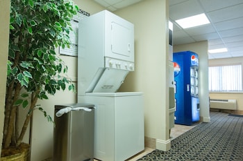 econo lodge inn and suites joplin
