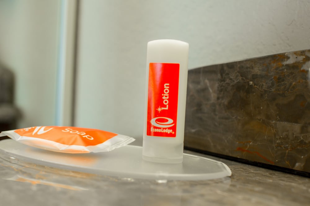econo lodge inn and suites joplin