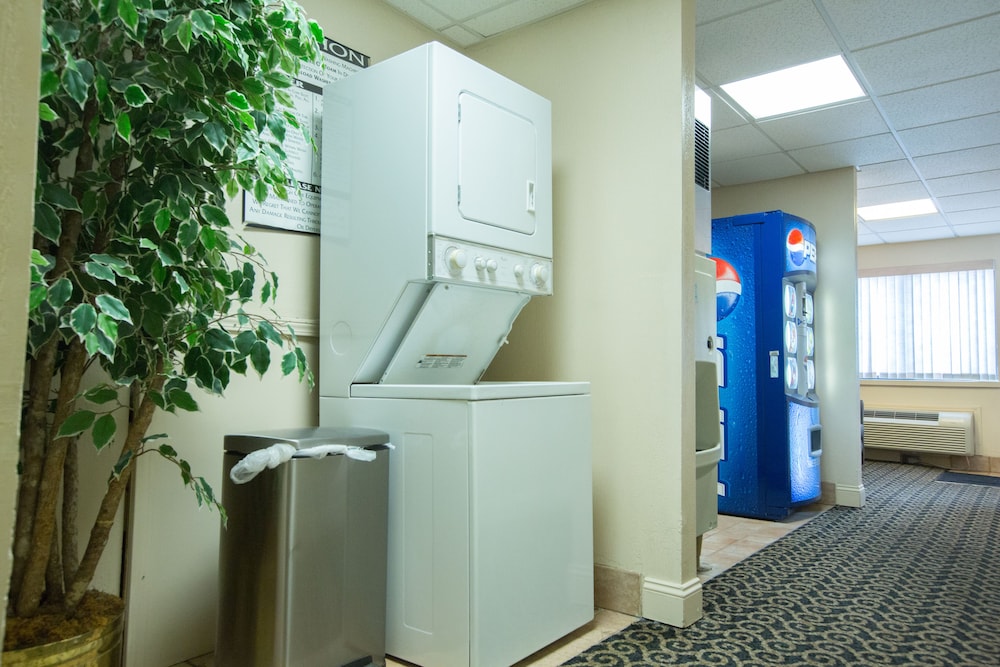 econo lodge inn and suites joplin