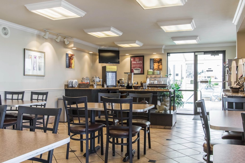 econo lodge inn and suites joplin
