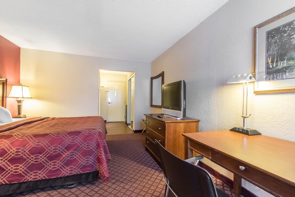 econo lodge inn and suites joplin