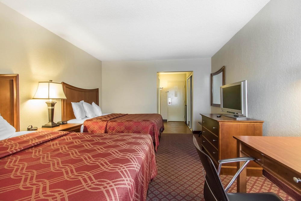 econo lodge inn and suites joplin