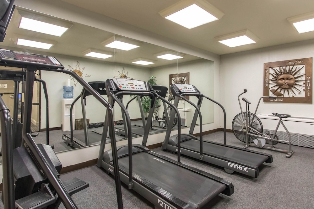 econo lodge inn and suites joplin