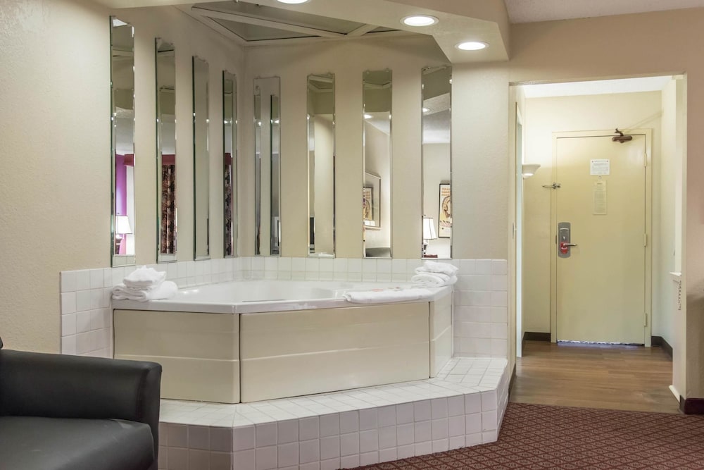econo lodge inn and suites joplin
