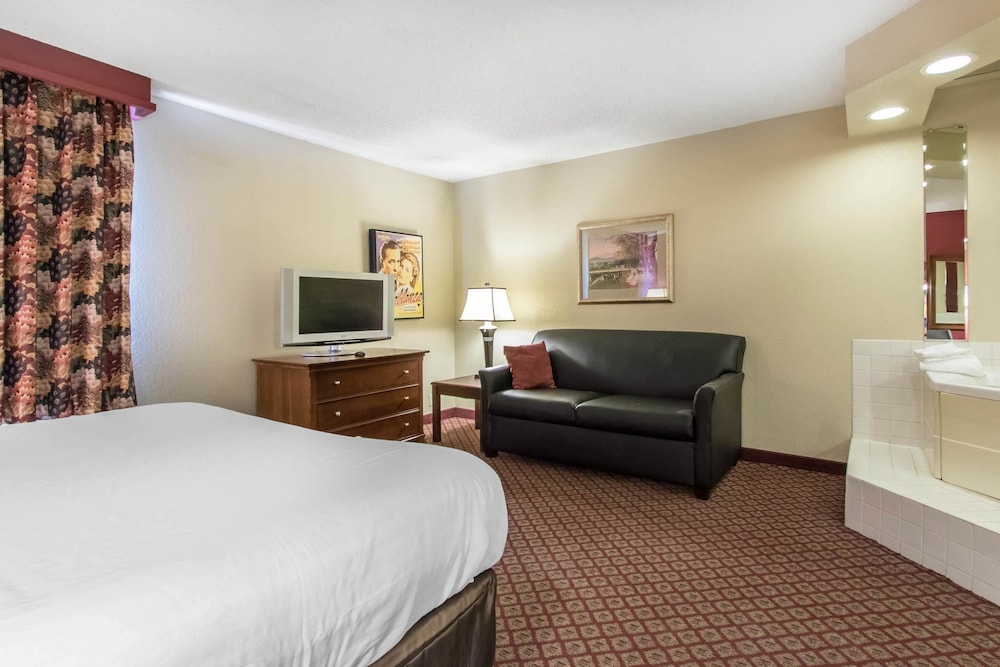 econo lodge inn and suites joplin