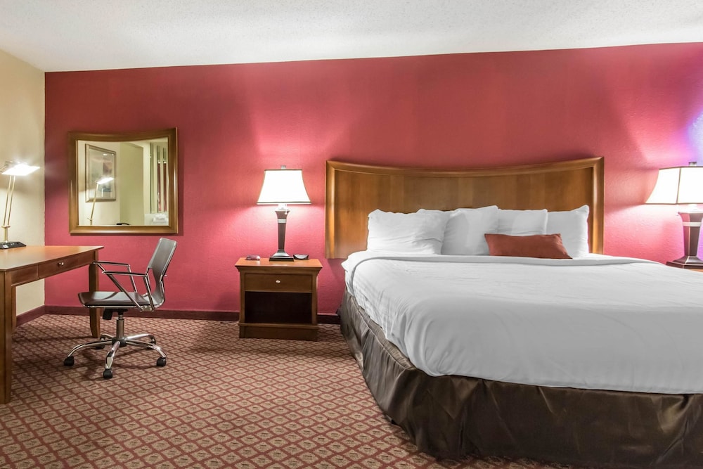 econo lodge inn and suites joplin
