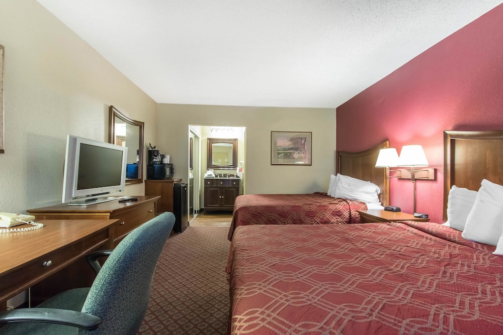 econo lodge inn and suites joplin