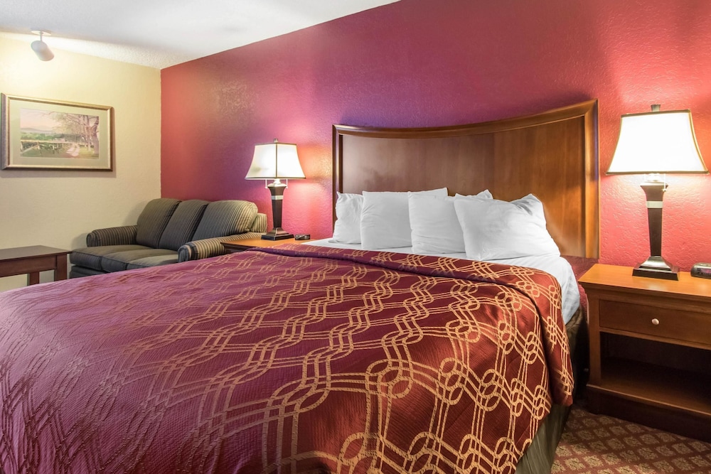 econo lodge inn and suites joplin