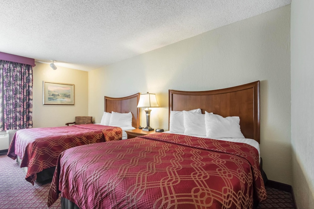 econo lodge inn and suites joplin