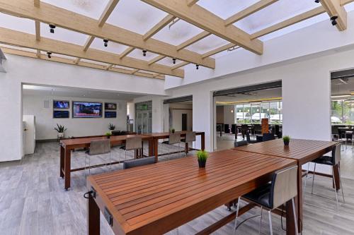 holiday inn express and suites san diego mission valley