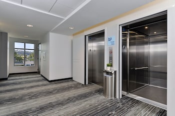 holiday inn express and suites san diego mission valley