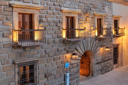 Palacio Carvajal Giron,Tejeda De Tietar>>Malpartida De Plasencia,4 star