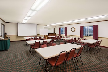 Super 8 By Wyndham New Hampton,New Hampton>>Charles City,2 star