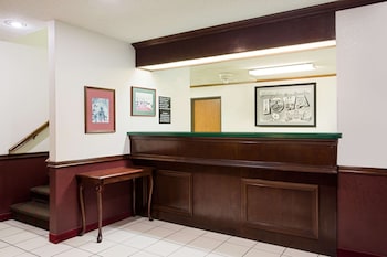 Super 8 By Wyndham New Hampton,New Hampton>>Charles City,2 star