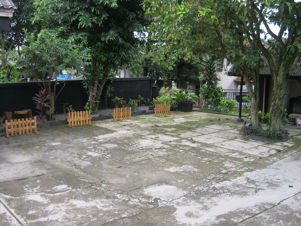 aqilakost n cafe gadog puncak