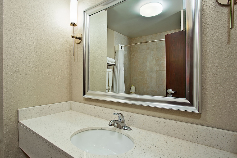 holiday inn express and suites springfield by ihg