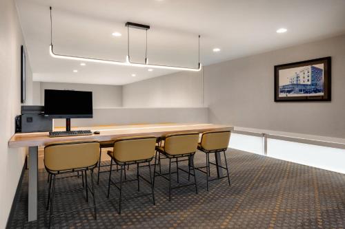 holiday inn ontario by ihg