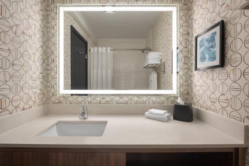 holiday inn ontario by ihg