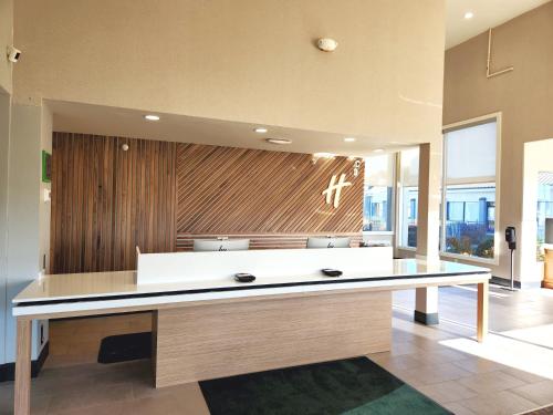 holiday inn ontario by ihg
