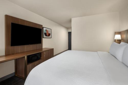 holiday inn ontario by ihg