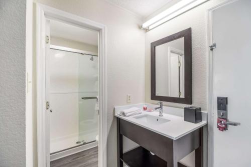 econo lodge cherry point