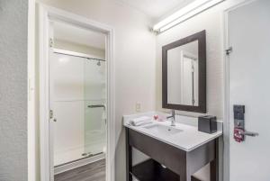 econo lodge cherry point