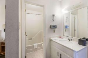 econo lodge cherry point