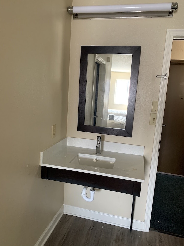 econo lodge cherry point