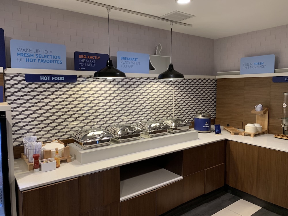 holiday inn express and suites oklahoma city mid a